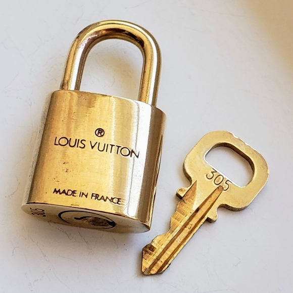 Louis Vuitton padlock, #305 (made before '09) Vintage, EUC! - Picture 8 of 12